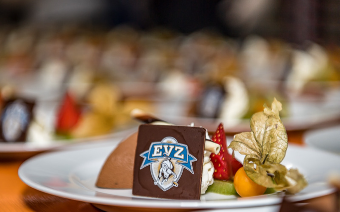 Dessert des Jubiläumsmenü. Schokoladenplättchen mit Aufdruck des EVZ-Logos. 