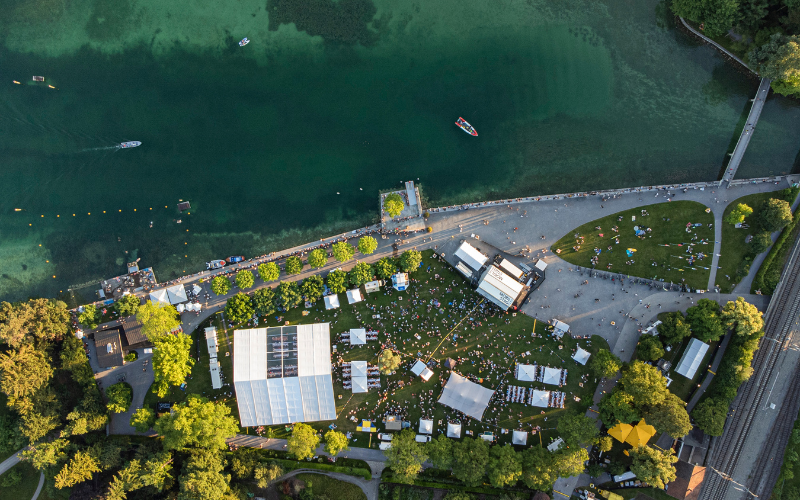 Drohnenaufnahme des Festivalgeländes am See